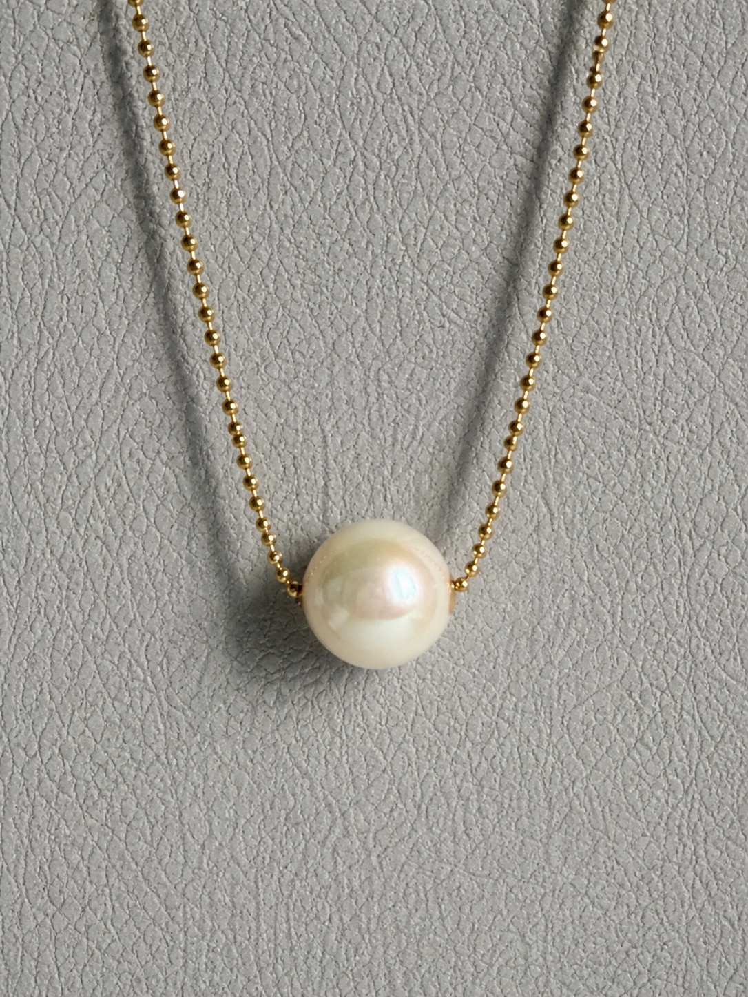Gold-tone chain necklace with round white freshwater pearl pendant