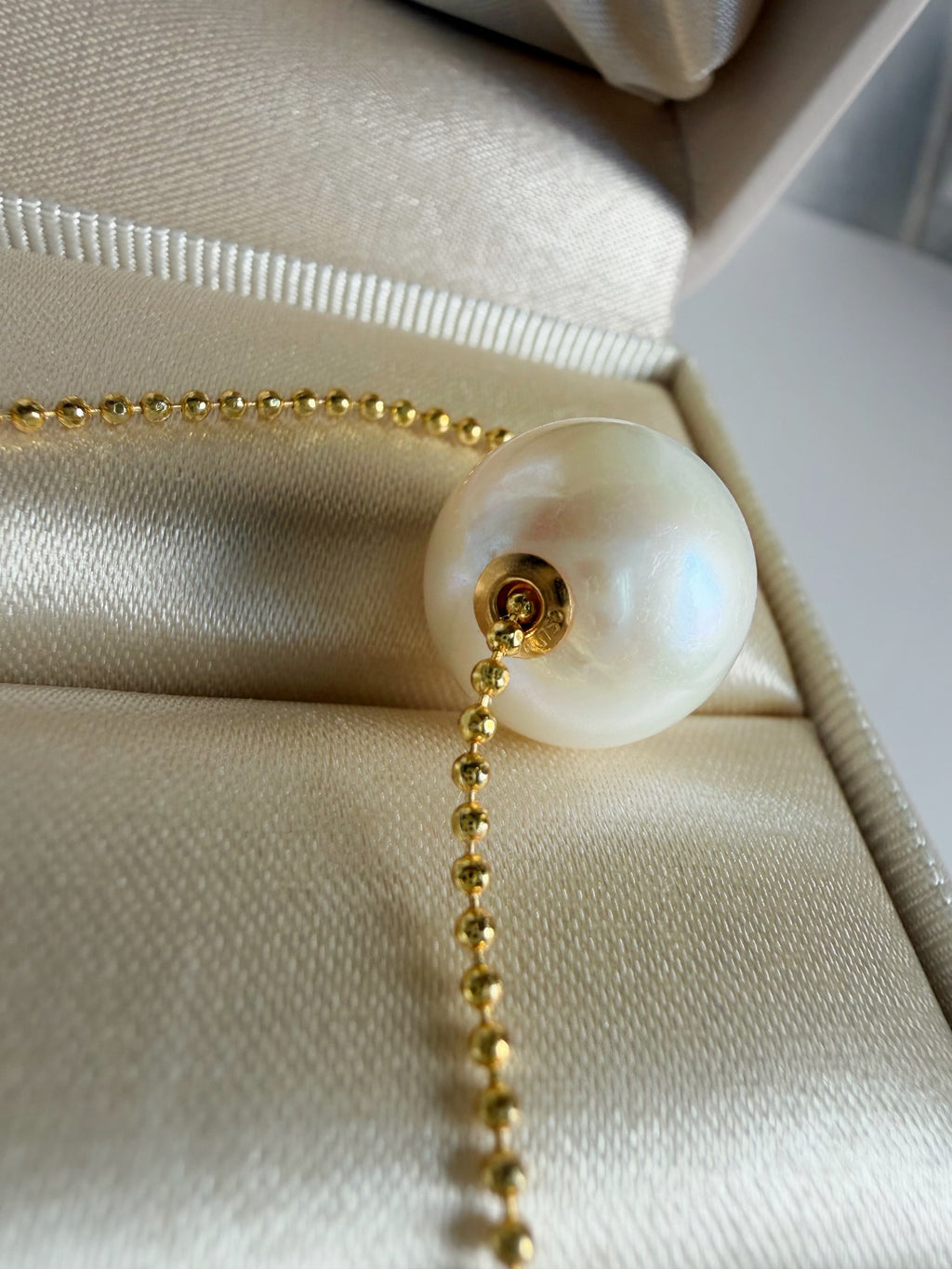 White freshwater pearl pendant with gold-tone clasp and chain