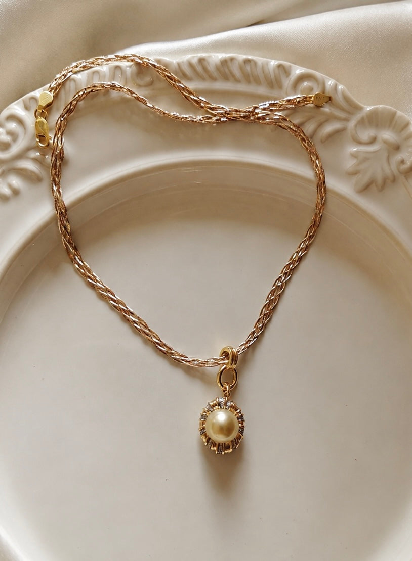 Three-tone braided gold necklace with round pearl charm pendant