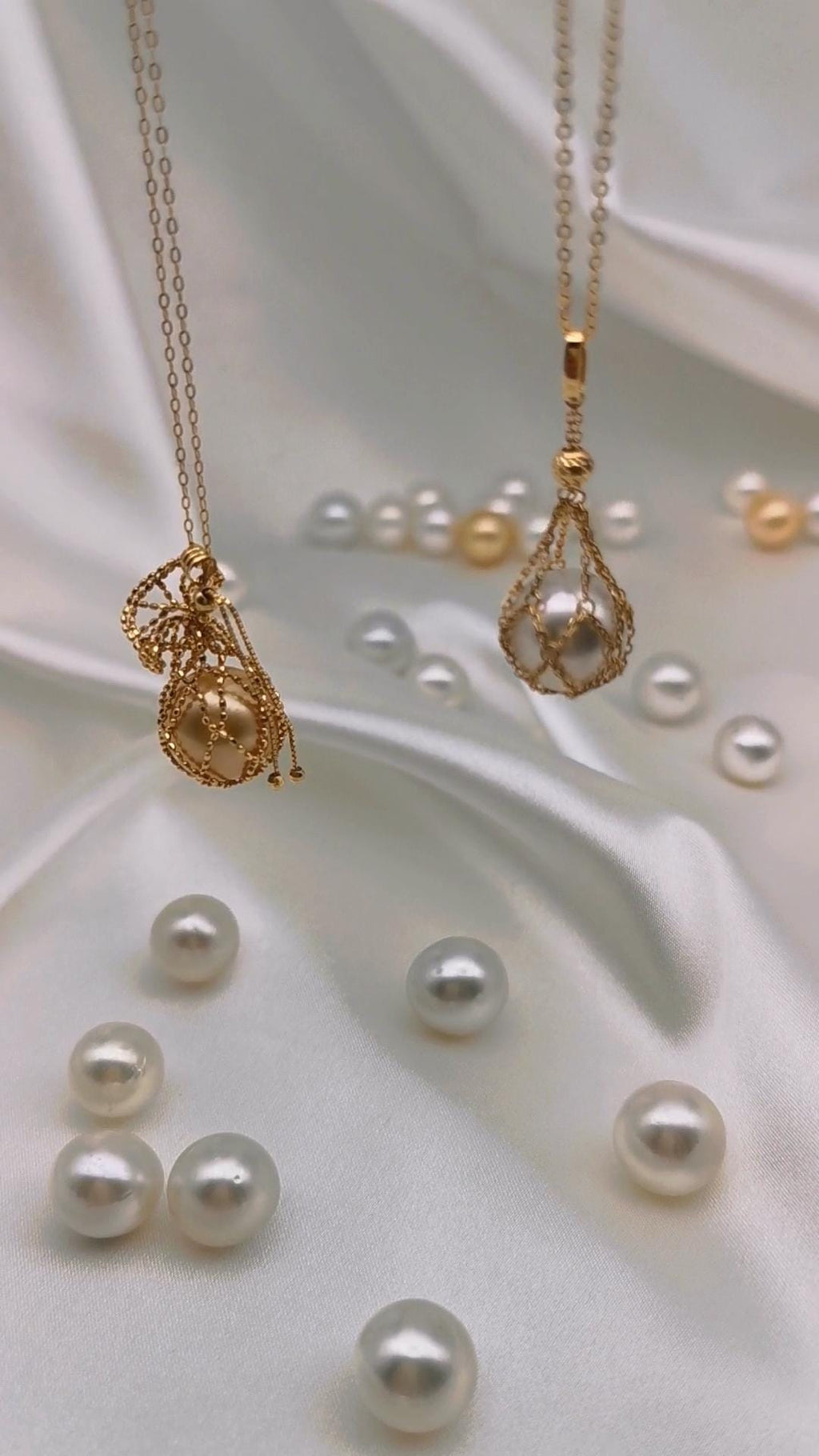 18K gold net pouch pendant with South Sea pearl on necklace chain