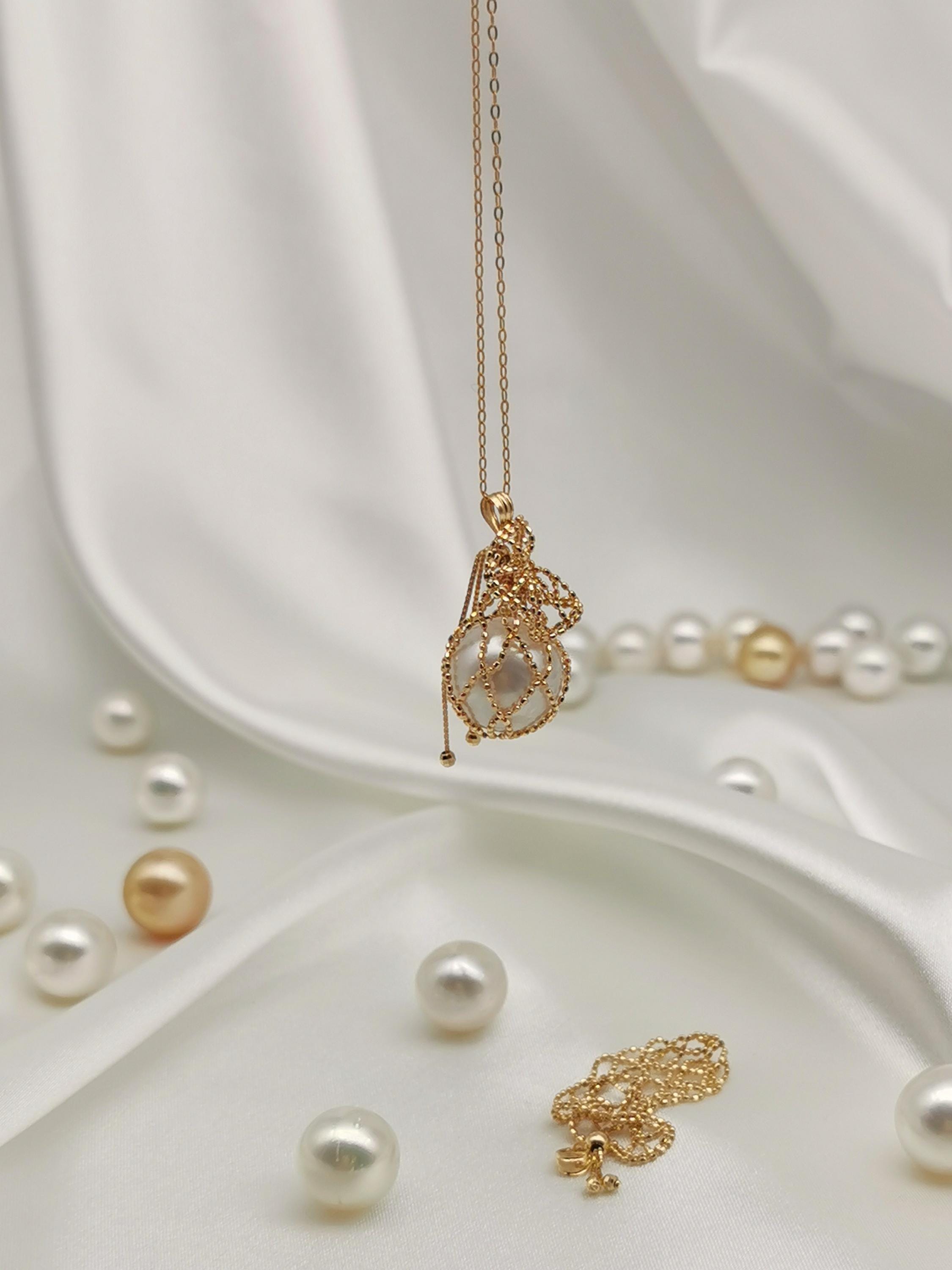 18K solid gold net pouch pendant on gold chain with pearl accent