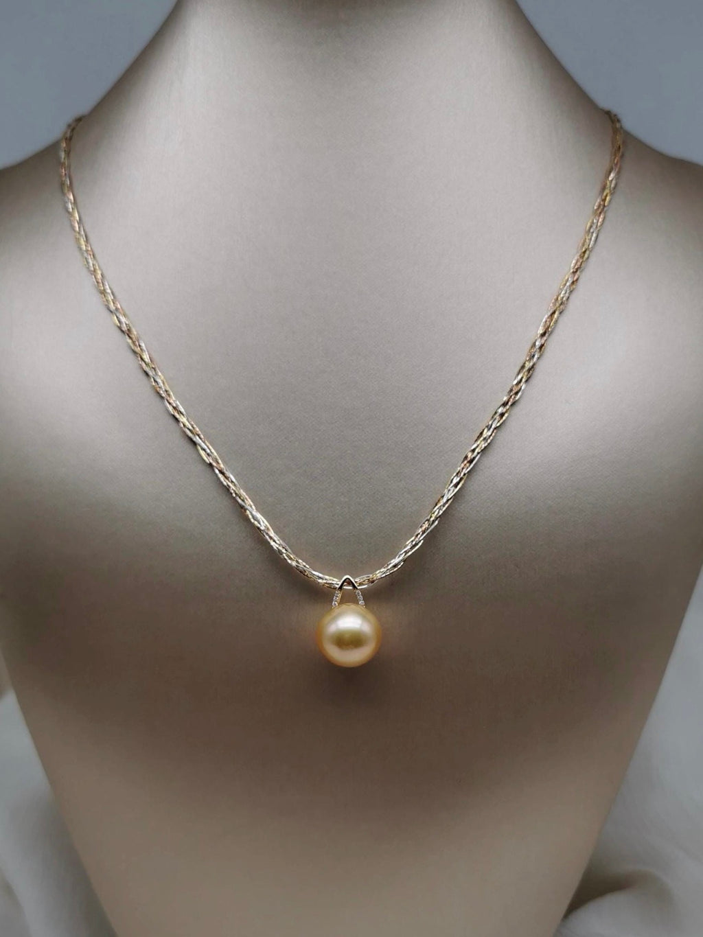 Three-tone braided gold necklace with round pearl pendant