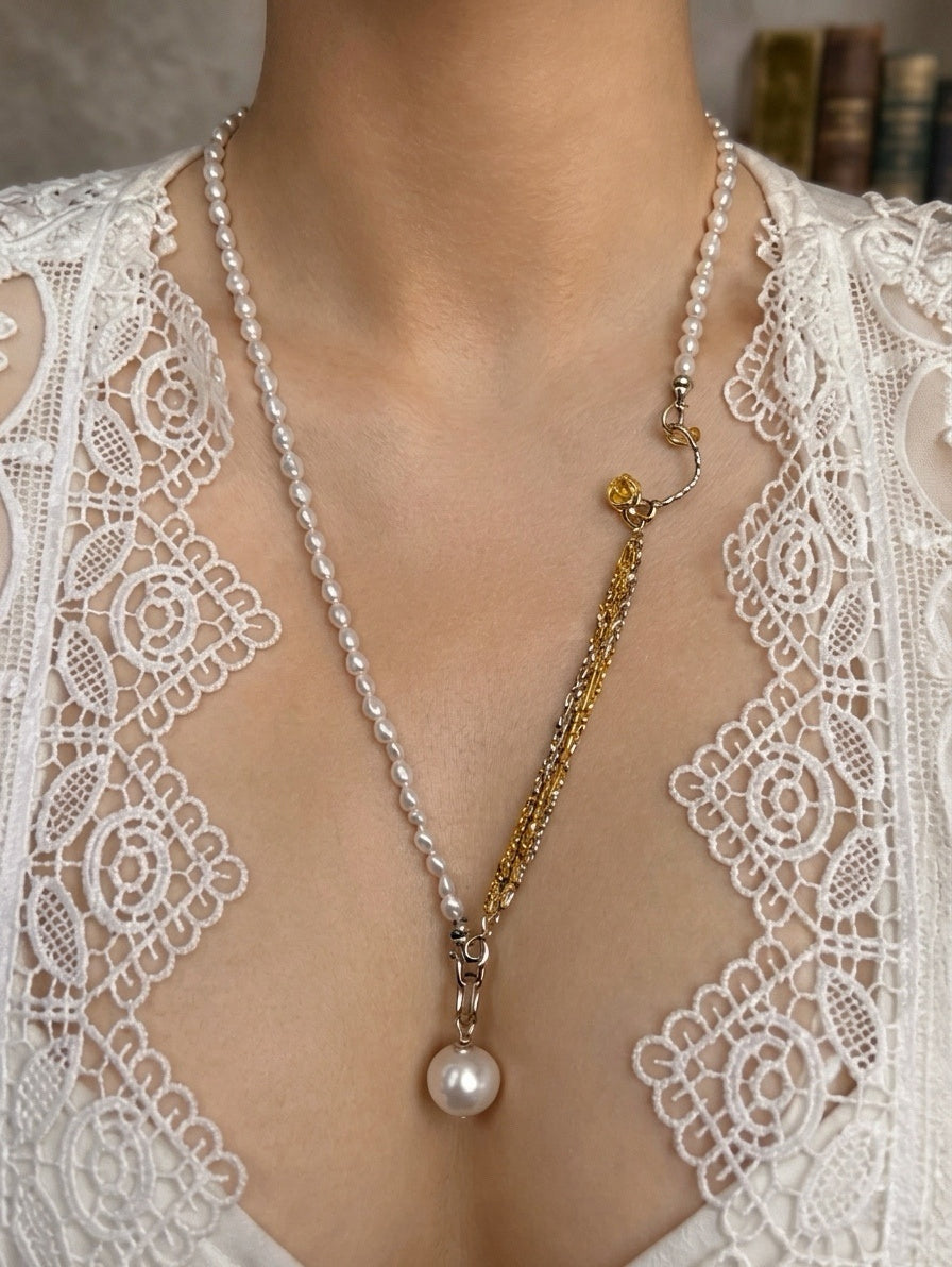 Keshi pearl beaded necklace with a central pearl and mixed gold-toned link