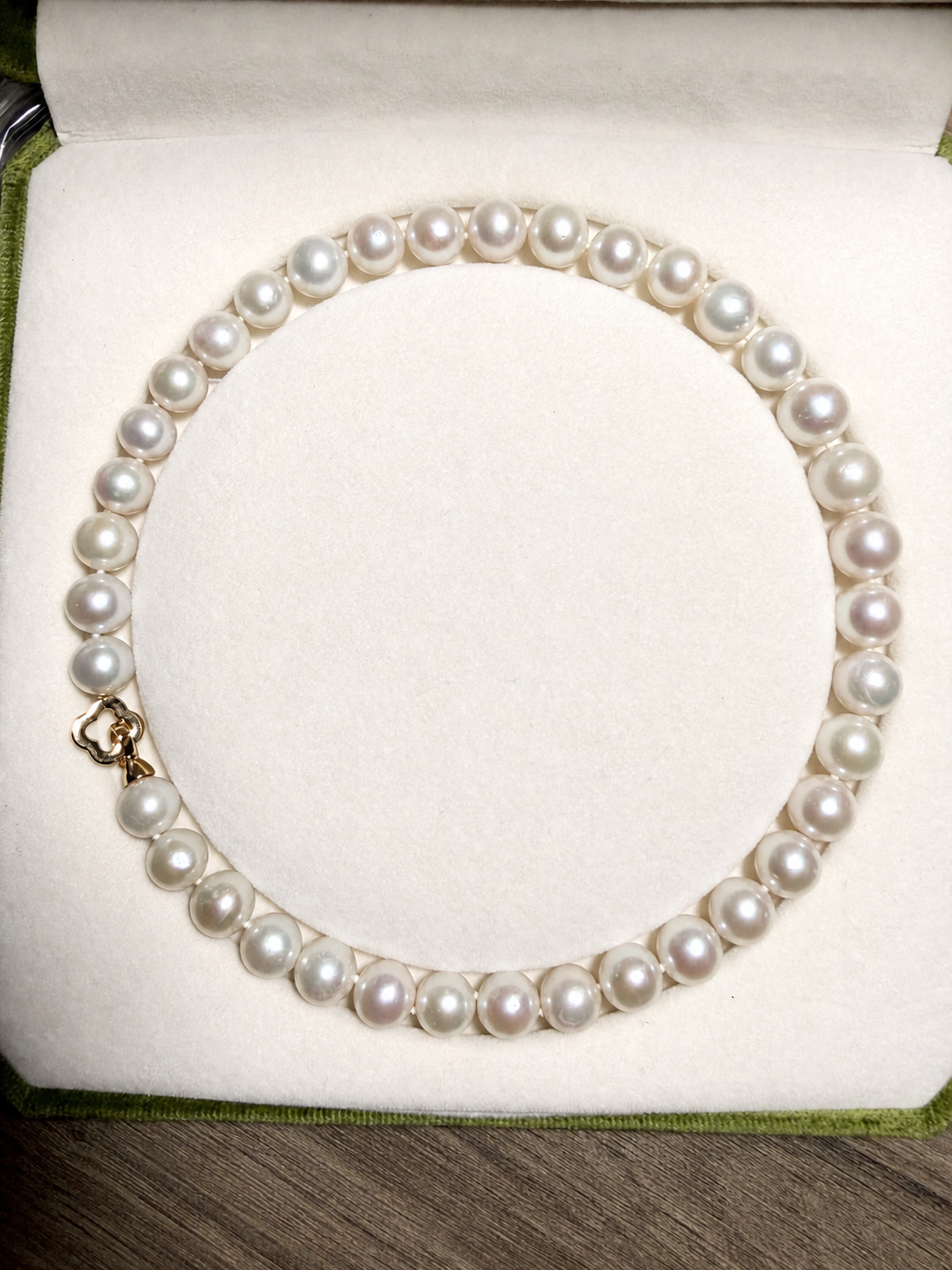 Pearl bead necklace with gold-tone clover charm and white all-nacre pearls
