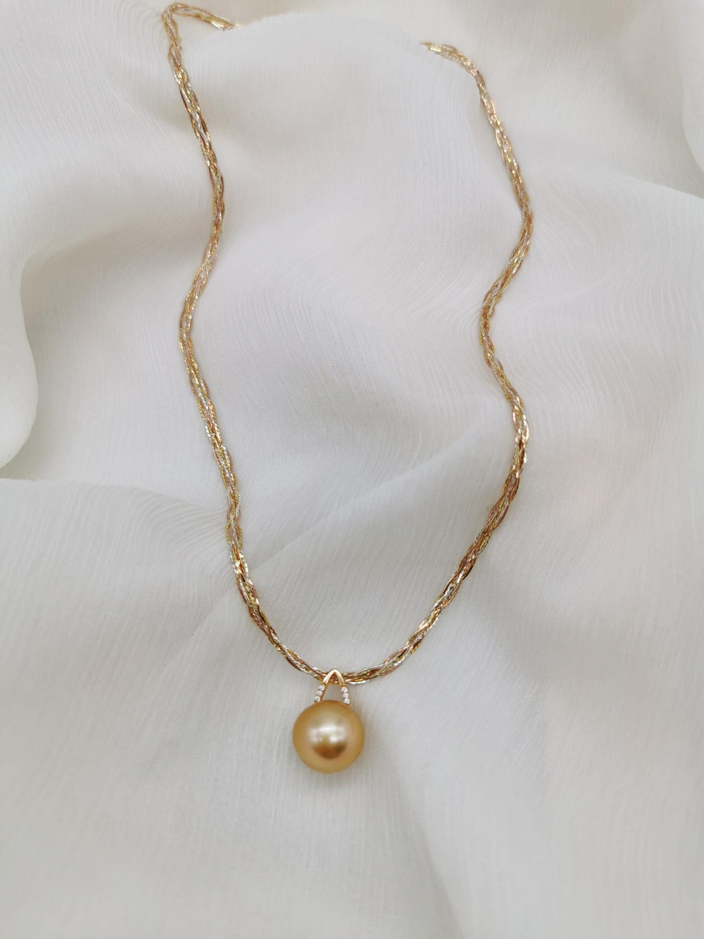 Three-tone braided gold necklace with small round pearl pendant