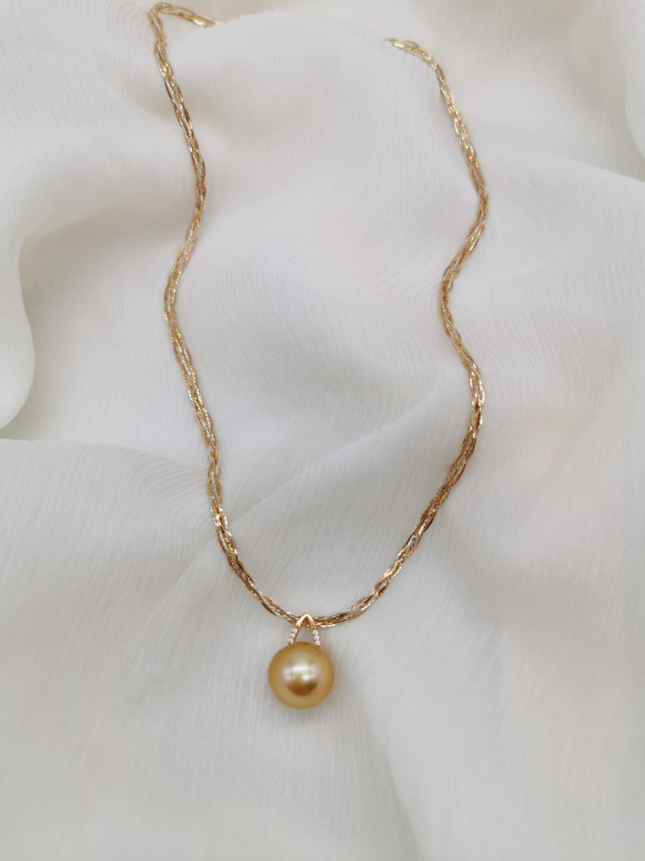 Three-tone braided gold necklace with small round pearl pendant