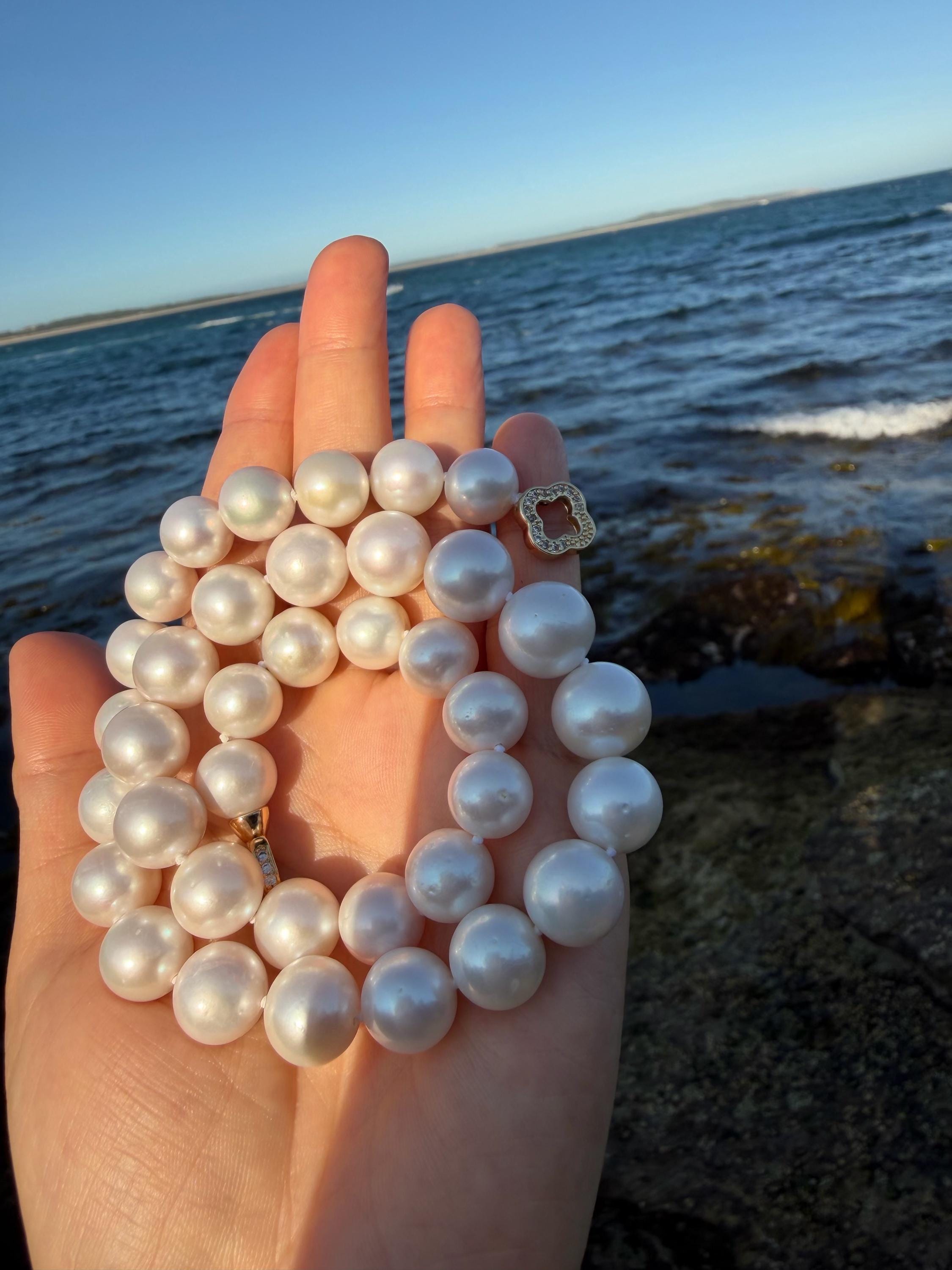 Pearl necklace with light blue and white tones, round beads with clasp
