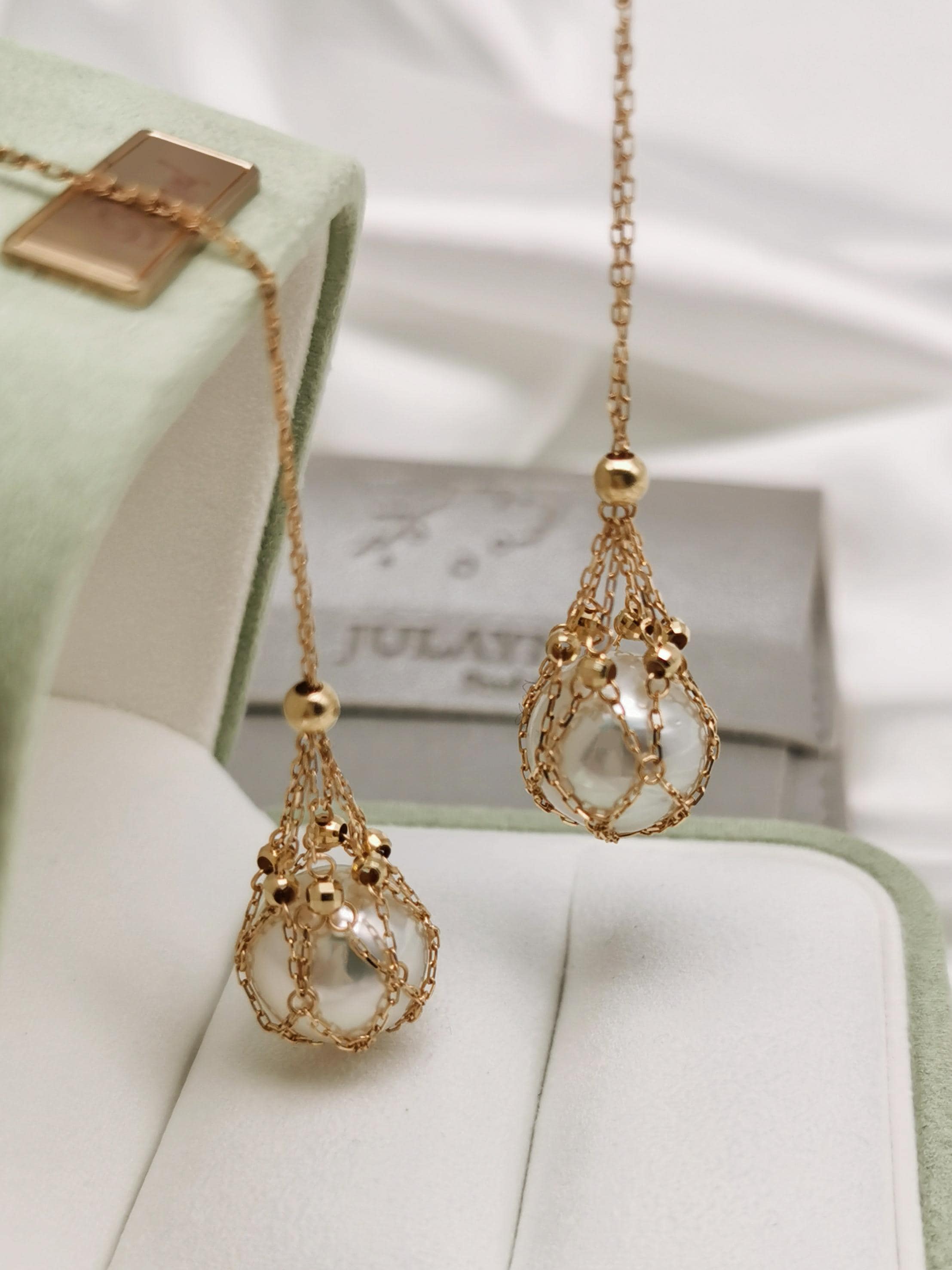 Gold tone teardrop net pendant necklace with looped pearl charm and chain