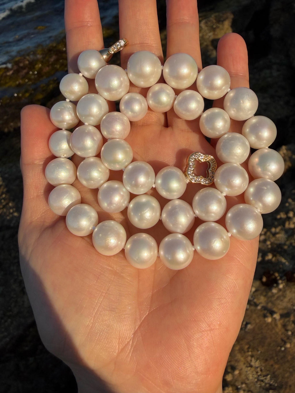 Pearl necklace with round iridescent pearls and gold-tone clasp detail